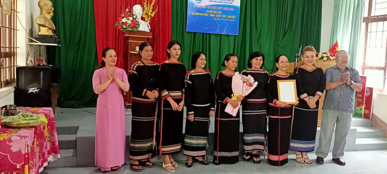 RA MẮT MÔ HÌNH " GIA ĐÌNH AN TOÀN - XANH- SẠCH - ĐẸP - BẢN SẮC" TẠI CHI HỘI BUÔN PĂN LĂM